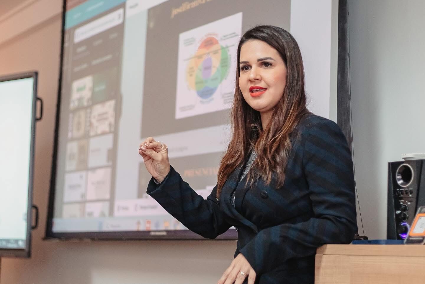 Atraindo · Ju Malfacini apresentando o método